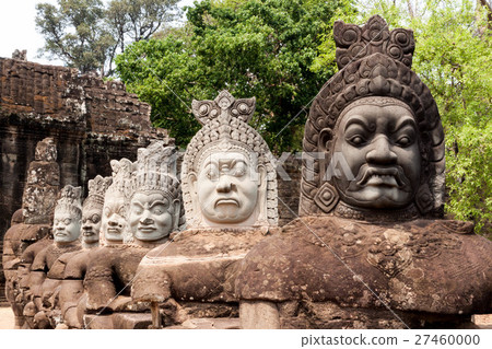 Asura statue of milkwater agitation in front of Angkor · Tom Namdaemun 27460000