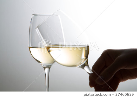 女人的手用白葡萄酒 女人的手用白葡萄酒 27460659