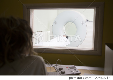 scientist Scanning the brains of patients with a scientist Scanning the brains of patients with a 27460712