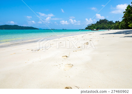 Footprints on white sand and crystal sea Footprints on white sand and crystal sea 27460902