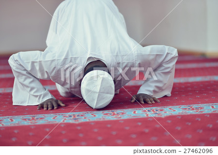 African Muslim Man Praying To God 27462096