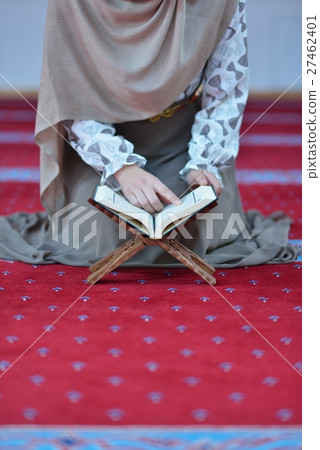muslim woman praying in mosque 27462401