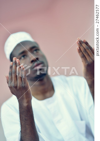 African Muslim Man Praying To God 27462577