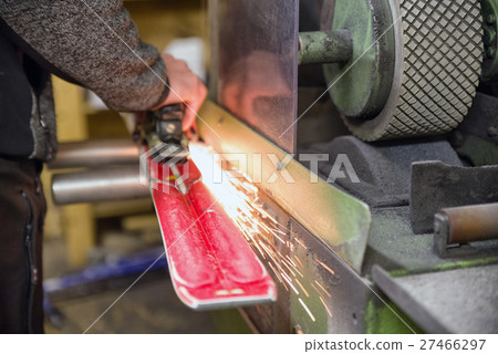 Maintenance of skis Maintenance of skis 27466297