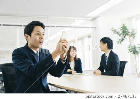一名年輕員工 一名年輕員工 27467133