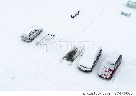 Top view of cars in yard during heavy blizzard 27470066