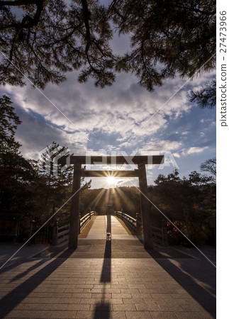 Uji Bridge at the Inner Shrine and the sunrise; the first rays of light from Uji Bridge; a scene around the winter solstice; a scene of Uji Bridge without people. Uji Bridge at the Inner Shrine and the sunrise; the first rays of light from Uji Bridge; a scene around the winter solstice; a scene of Uji Bridge without people. 27473966