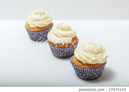 Cupcakes with yellow cream Cupcakes with yellow cream 27474142