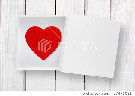 Red heart in white box with cover Red heart in white box with cover 27475081