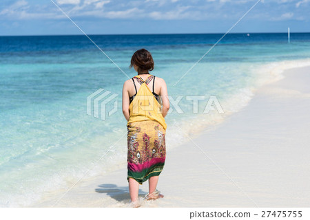 婦女在國外沿著海灘散步 27475755