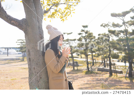外面喝熱咖啡的女人 外面喝熱咖啡的女人 27478415