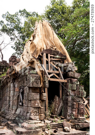 Angkor ruins group, bajumar who root roots in the rear can building 27478989