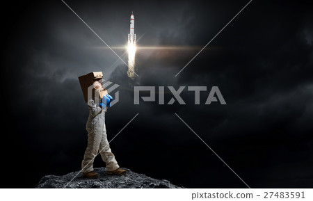 She wants to become astronaut She wants to become astronaut 27483591