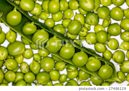 fresh green peas 27486129