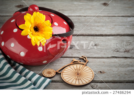 Yellow daisy flower in tea pot Yellow daisy flower in tea pot 27486294