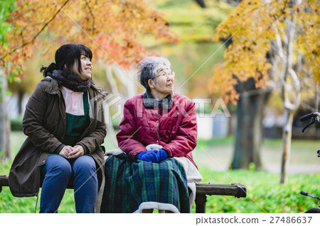 Senior women and caregivers 27486637