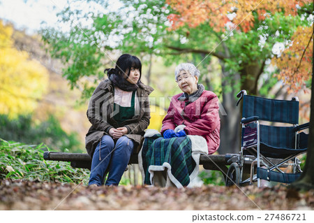 Senior women and caregivers 27486721