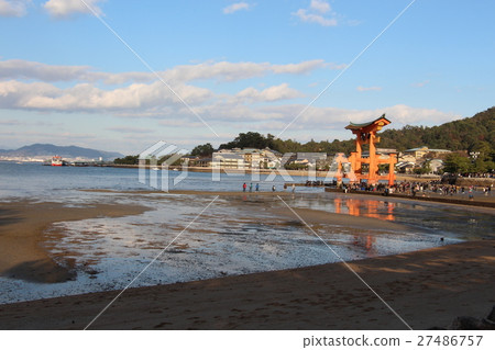 鳥居和大海 27486757