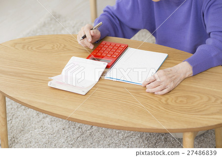 Senior women calculating savings 27486839