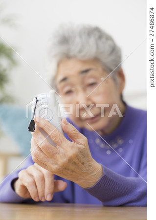 使用Garrage的資深婦女 27486874
