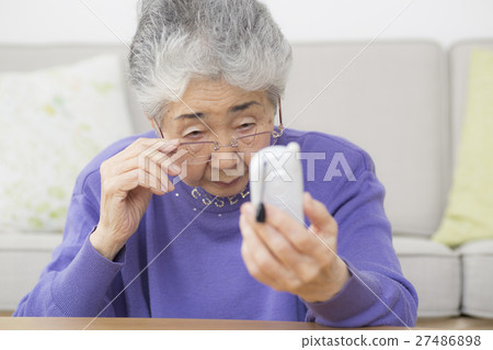 使用Garrage的資深婦女 27486898