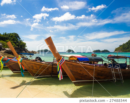 圖庫照片: traditional longtail wood boats in lipe island