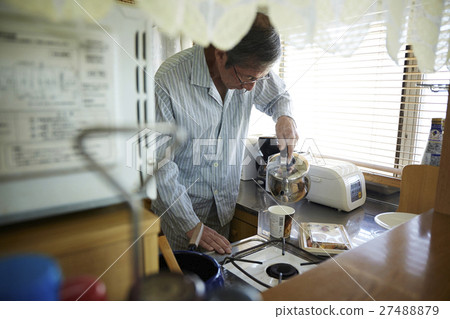 Elderly people eating alone 27488879