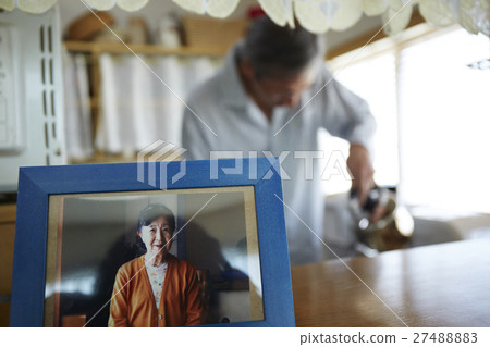 The elderly people who live alone The elderly people who live alone 27488883