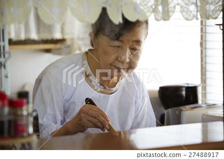 Woman living alone and having an elderly cuisine Woman living alone and having an elderly cuisine 27488917