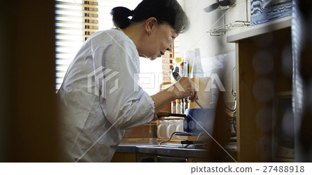 獨自生活和有老人菜的婦女 27488918