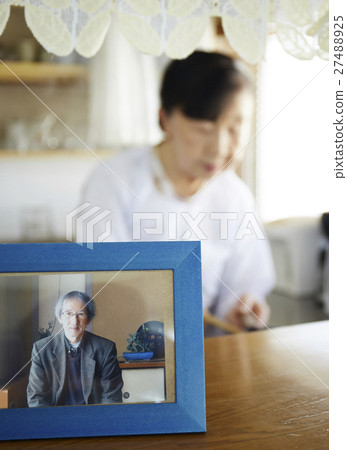 The elderly people who live alone 27488925