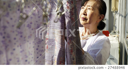 獨居的婦女住老人洗衣房 27488946