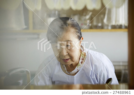 獨自生活和有老人菜的婦女 27488961