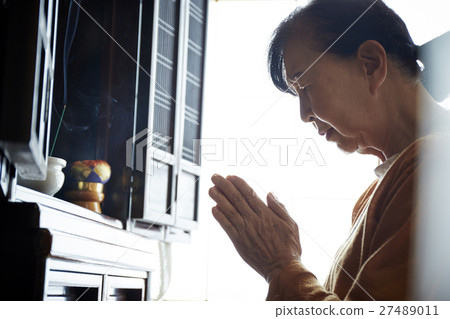 Elderly altar living alone 27489011