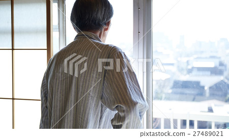 一個人看著獨自生活的老人 27489021