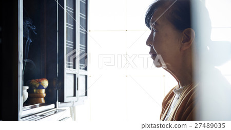 Elderly altar living alone 27489035