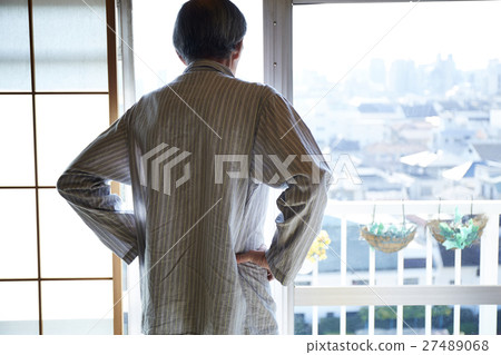 一個人看著獨自生活的老人 27489068