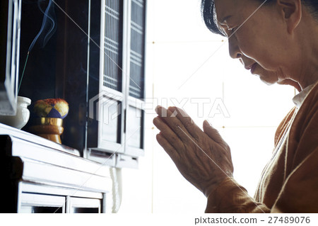 Elderly altar living alone 27489076