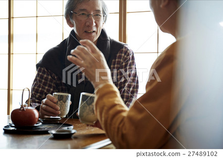 兩個人過著擁擠的老年人群 27489102