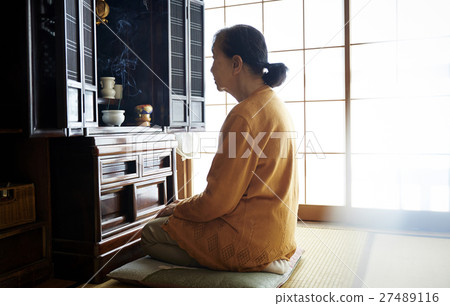 Elderly altar living alone 27489116