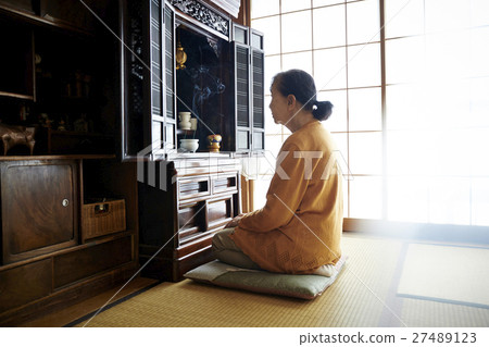 Elderly altar living alone 27489123