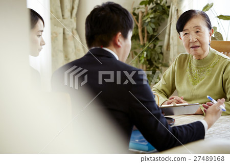 為獨居老人提供諮詢 為獨居老人提供諮詢 27489168