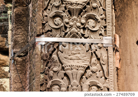 在吳哥紀念碑組的Banteay·Kudi寺廟的被加強的石專欄 27489709