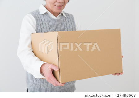有紙板箱的資深白色後面 有紙板箱的資深白色後面 27490608