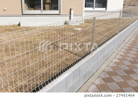 住宅設施與相鄰圖像的外部圍欄不感到壓力感的網格圍欄 住宅設施與相鄰圖像的外部圍欄不感到壓力感的網格圍欄 27491464