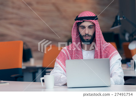 Arabian businessman working in modern startup 27491754