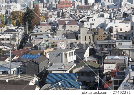 街市特寫鏡頭在街市東京西新宿密集的住宅區生活居住的公寓 27492281