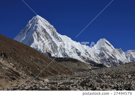 Azure blue sky over mount Pumori 27494579