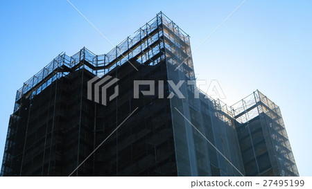 在建築物外牆的建築期間的腳手架 在建築物外牆的建築期間的腳手架 27495199