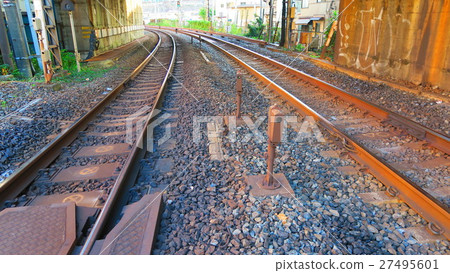 金黃雪鬆平交道口風景 27495601